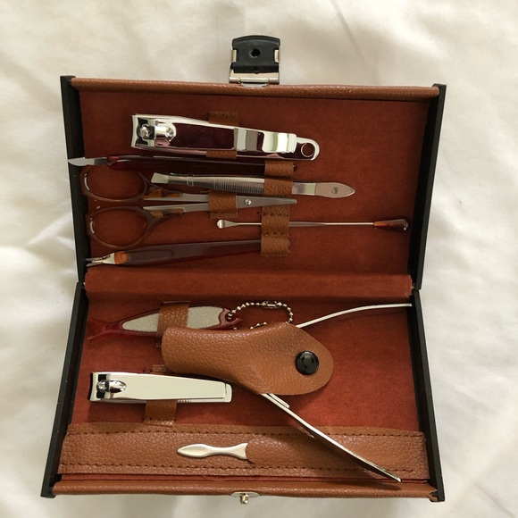 Wooden Lint Brush, Clothes Brush & Shoe Horn with Nail Grooming Kit Gift Set - Picture 4 of 11